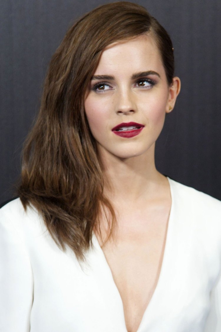 damen-haarfrisuren-trends-2014-promis-himbeerroter-lippenstift-weiss-seitenscheitel-Emma-Watson