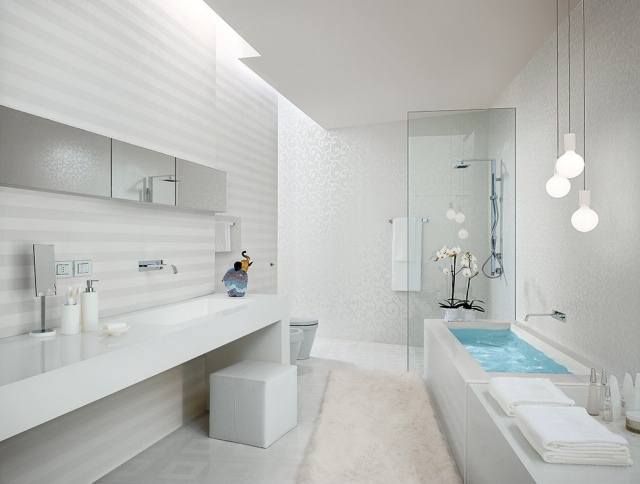 design-badezimmer-schlicht-weiß-Reproduktionen-von-Marmor-suite