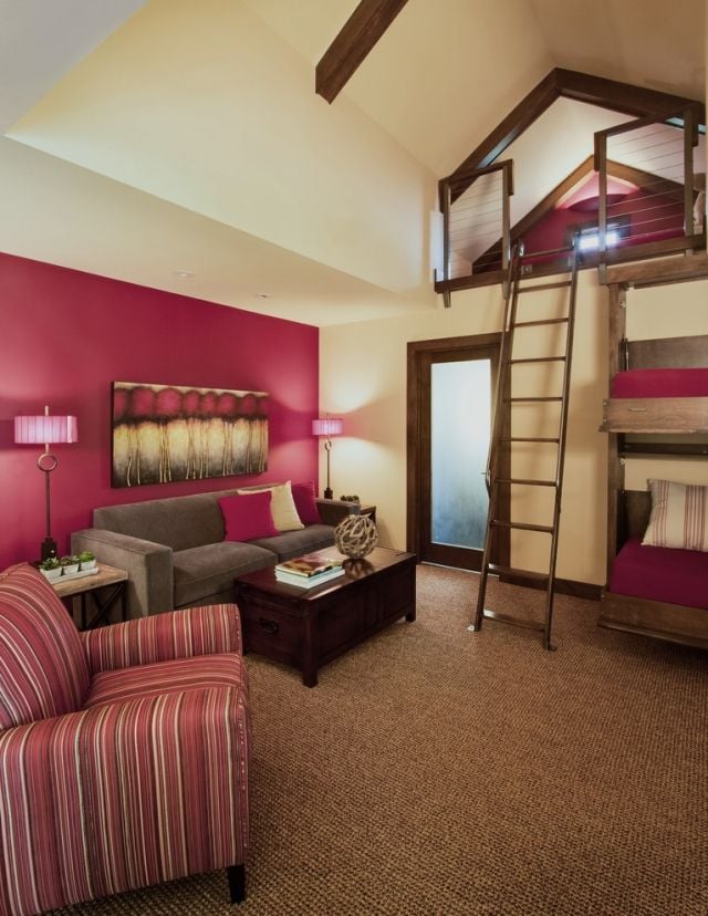 design-hochbett-satteldach-rosa-grau-wohnzimmer