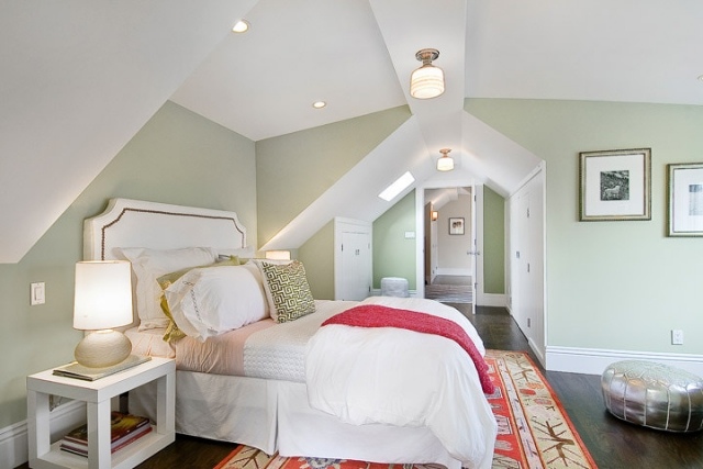 dezente-pastellfarben-schlafzimmer-mit-dachschräge-beruhigende-wirkung