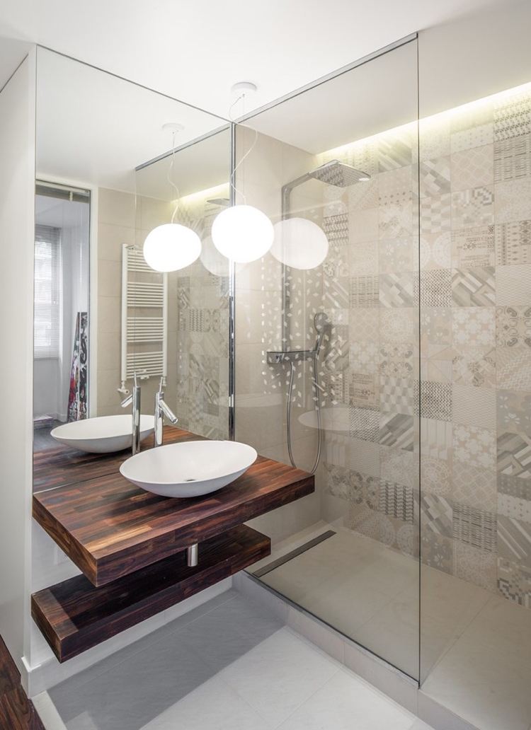 duschkabine-badezimmer-creme-spiegelwand-led-licht-patchwork-fliesen