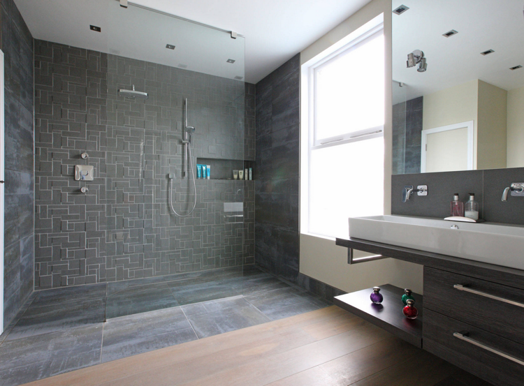 Duschkabine im Badezimmer graue-fliesen-3d-effekt-unsichtbarer-ablauf-glaswand