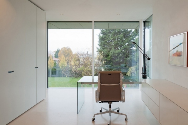 einfamilienhaus-innen-home-office-weisse-moebel-panoramafenster