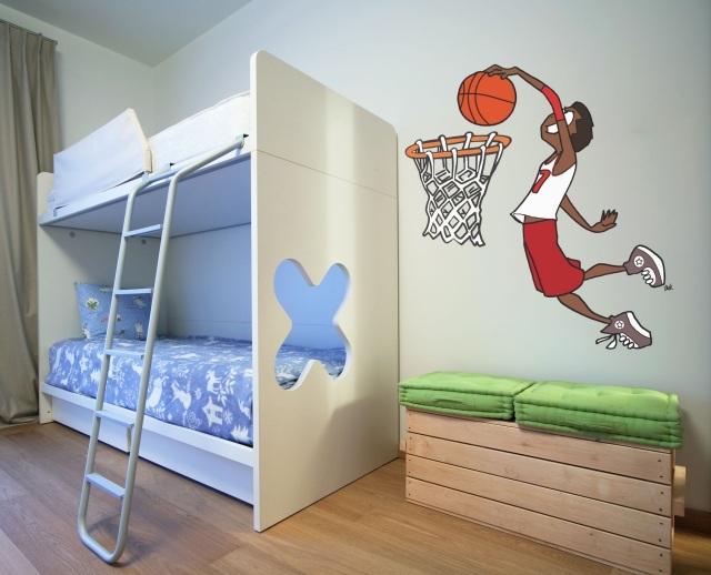 einrichten-kinderzimmer-hochbett-mit-leiter-wanddeko-basketball-motiv