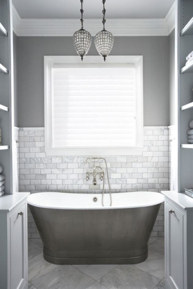 einrichtung-badezimmer-farbgestaltung-grau-weiß-fliesen-marmor-look-badewanne