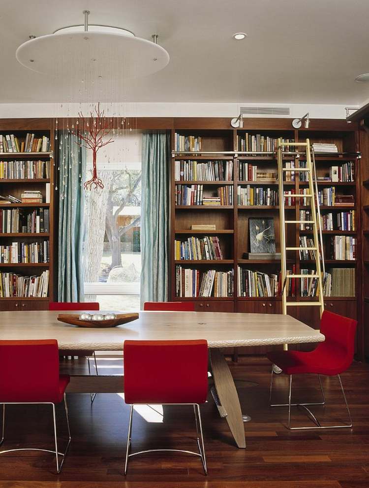 einrichtungsideen fuer esszimmer bibliothek regale rote stuehle esstisch