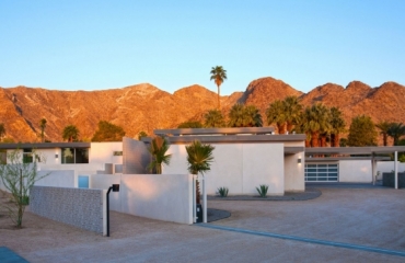 Zedernholz, Naturstein und Glas in einem Haus in Kalifornien