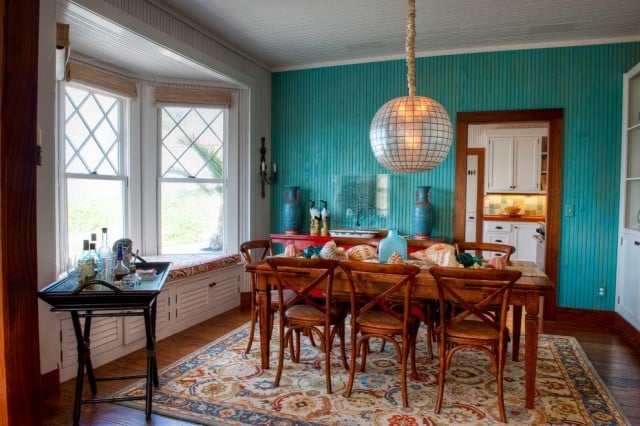 exotische-farben-interieur-türkis-blau-wandgestaltung-esszimmer-massivholzmöbel