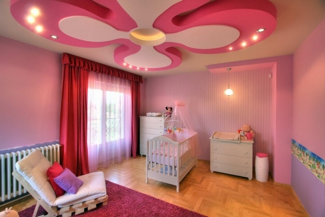 fantasievolle-ideen-für-decke-im-babyzimmer-einbauleuchten-riesige-blume-rosa