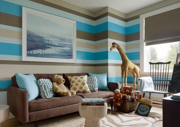 farben für wohnzimmer streifen beige braun blau sofa spielzeug