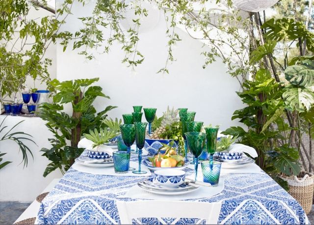 farbenfrohe-sommer-wohnaccessoires-2014-terrasse-tischdeko-blau-gruen