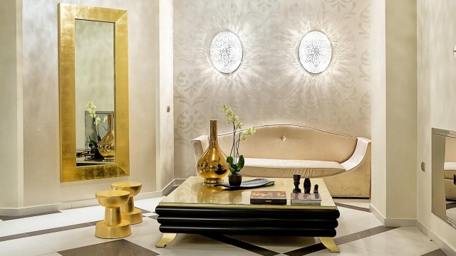 farbgestaltung-wohnzimmer-ideen-trendfarbe-gold-spiegelrahmen-schwarz-tisch