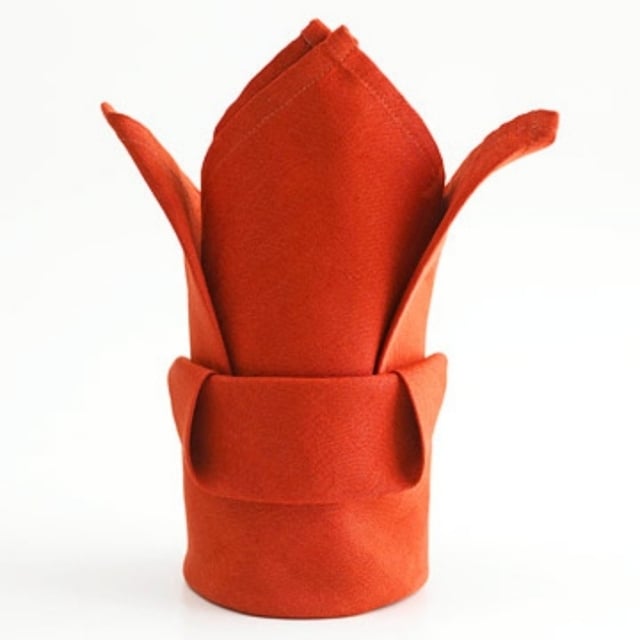französische-lilie-falten-papier-serviette-rot-dekoration-ideen