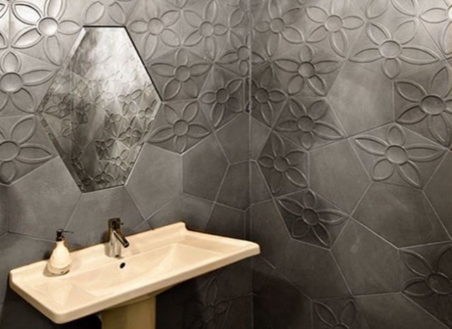 fünfeckige-Designer-Fliesen-Gestaltung-Badezimmer-Waschtischbereich
