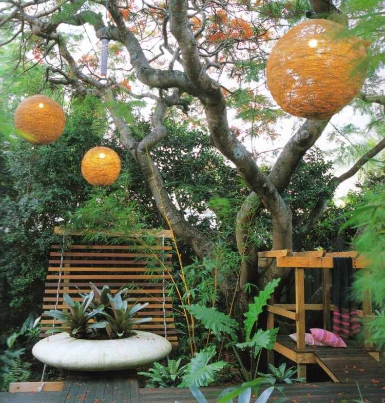 garten-design-ideen-beleuchtung-outdoor-sphaeren-orange-pflanzen
