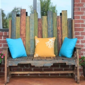 gartenbank aus palette bunt bretter diy idee kissen orange hellblau