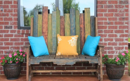 gartenbank aus palette bunt bretter diy idee kissen orange hellblau