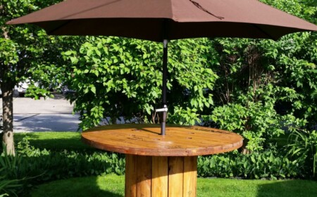 gartentisch aus holz bar idee sommer kabeltrommel sonnenschirm staender