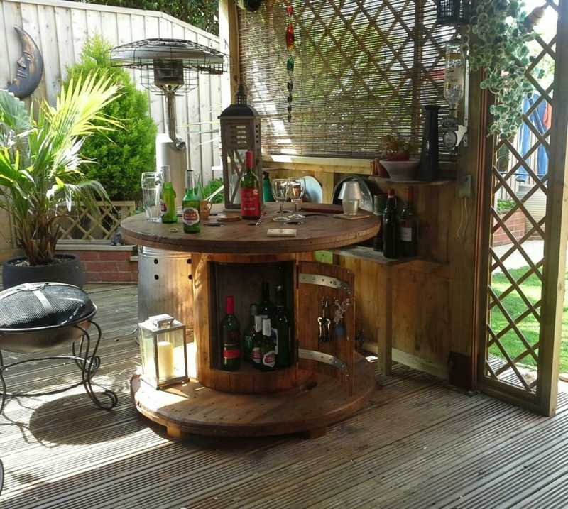 Gartentisch aus Holz bauen - 30 Ideen mit Kabeltrommeln