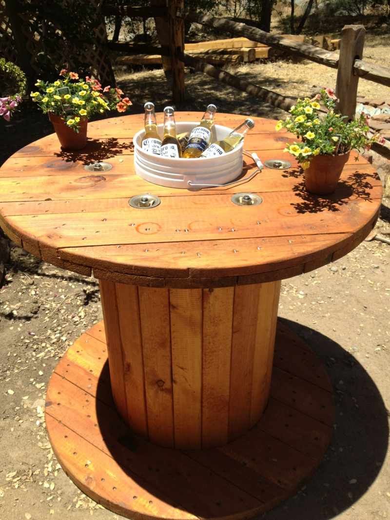 Kabeltrommel Holz Tisch im Garten - 40 Ideen für einen DIY Gartentisch