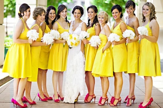 gelbe-Kleider-mit-Fuchsia-Farbe-Sandaletten