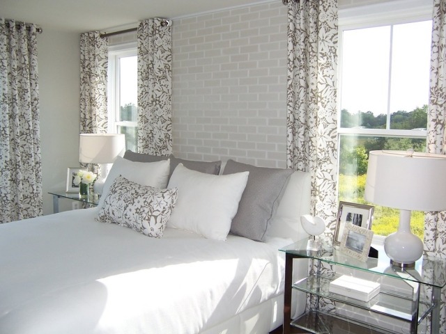 gemusterte-Schlafzimmer-gardinen-weiß-grau-florale-ornamente-fensterschutz
