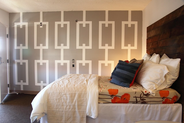 geometrische Wandmuster originelle Quadraten Schlafzimmer einrichten graue Wandfarbe Holz Kopfteil