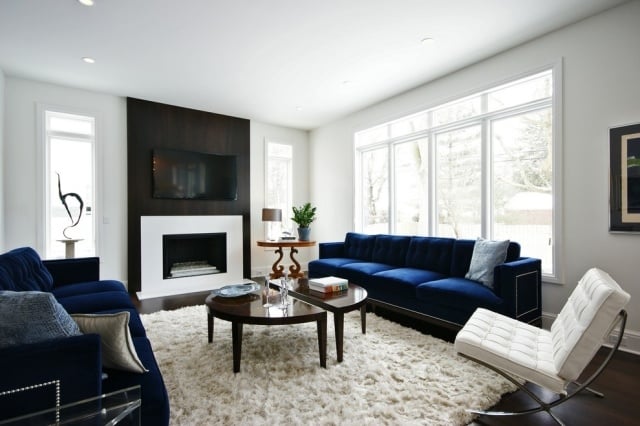 gestaltungsideen-für-wohnzimmer-unifarbene-wände-blau-sofa-gepolstert