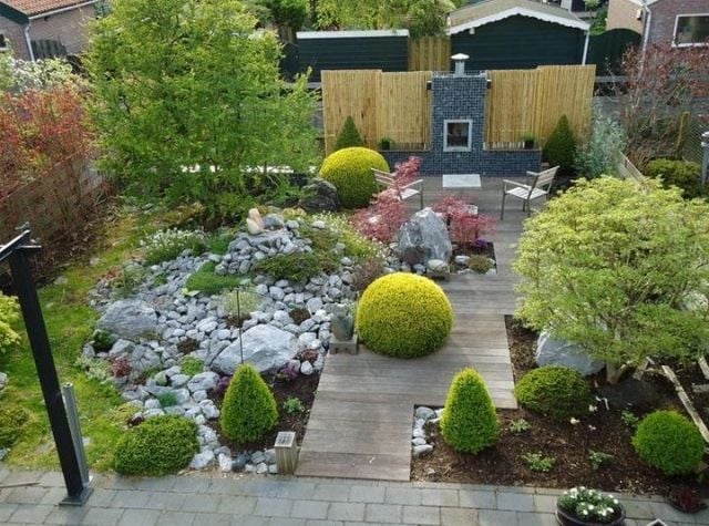 gestaltungsideen Garten- und Landschaftsbau innenhof-steine-formschnitt-terrasse