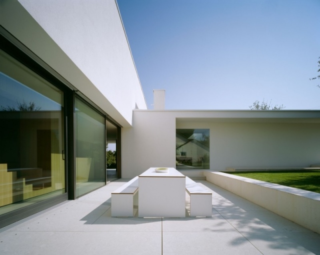 großzügige-Terrasse-Wohnzimmer-erweiterung-puristisch-weiß-sichtbeton