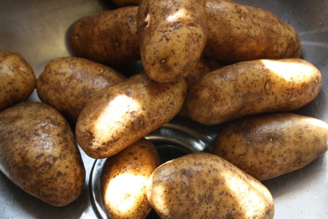 halg-geschält-idee-kartoffeln-haufen-braun