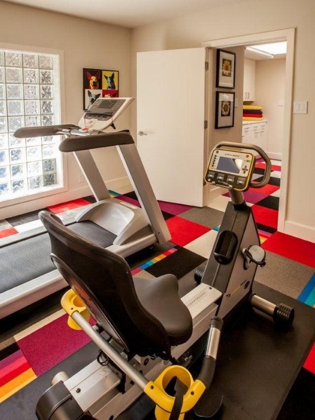 heim-fitnessstudio-einrichten-bunter-teppichboden-beige-wandfarbe