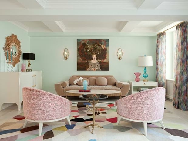 eklektisches geräumiges-Wohnzimmer bunter Teppich Gardinen rote Sessel