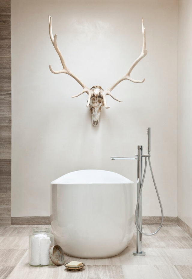 hirschgeweih-dekor-badezimmer-puristisch-modernes-Dekorationselement