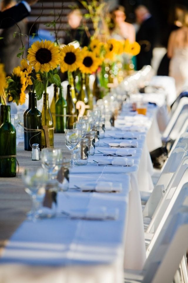 Tischdeko für Hochzeit ideen-sonnenblumen-gruene-flaschen-vasen