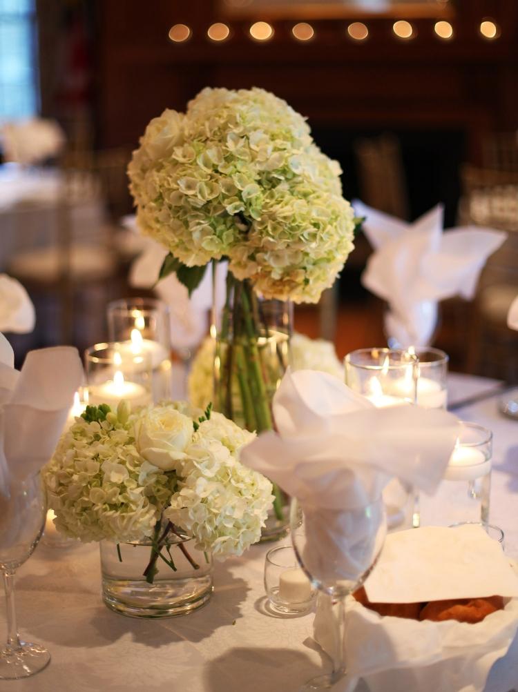 hochzeit-tischdeko-romantisch-weiss-hortensien-tischdecke-vase-kerzen-licht