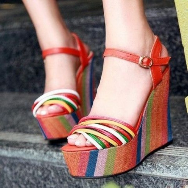 hohe-absätze-sandaletten-frau-mode-sommer