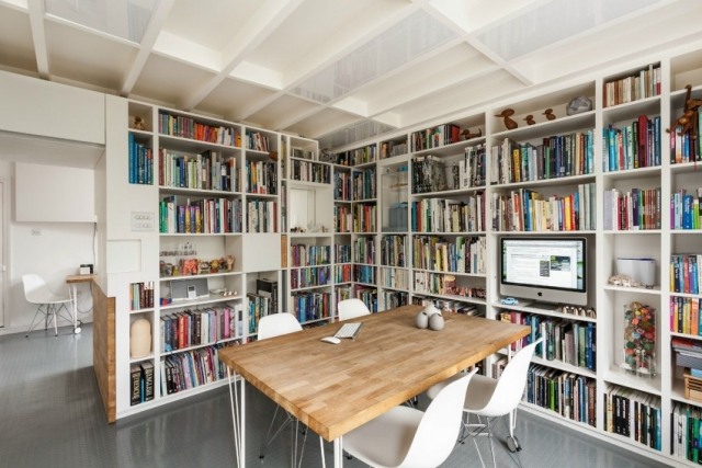 home-office-bibliothek-bücherregalwand-lesetisch-massivholz