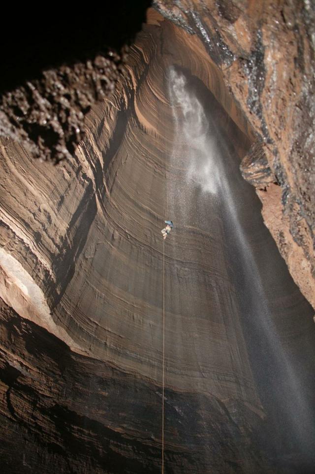 höhle klettern seil wasserfall sport adrenalin