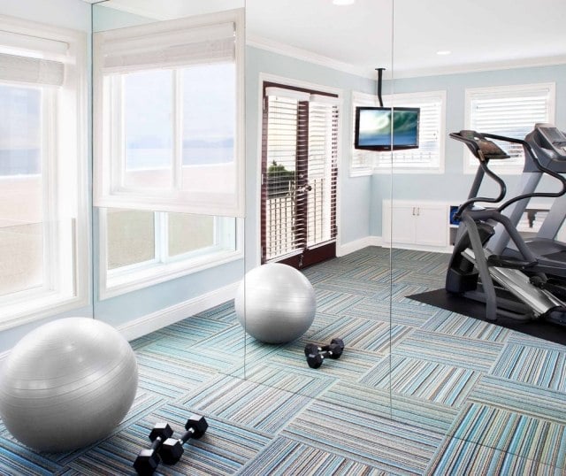 idee-kleines-fitnesstudio-teppichboden-grau-blau-gymnastikball-spiegelwand