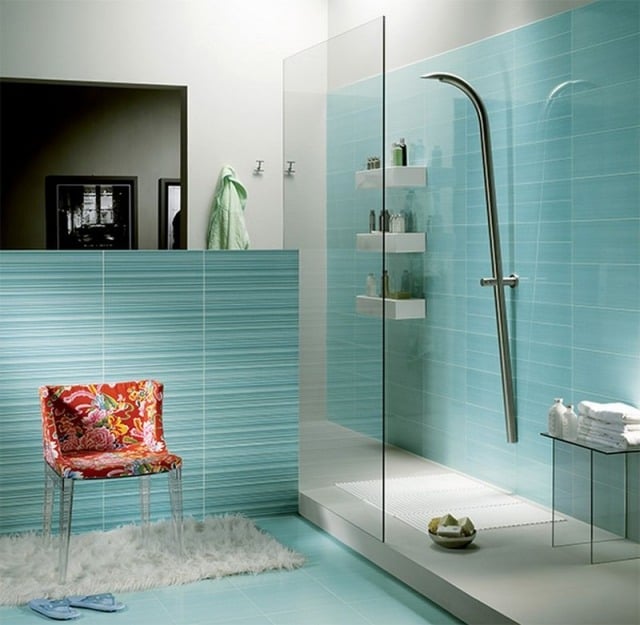 ideen-für-badezimmerfliesen-blau-streifen-begehbare-dusche-mit-glas-abtrennung