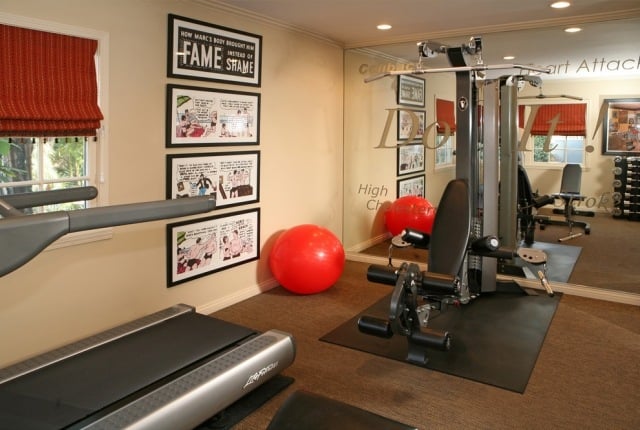 ideen-heim-fitnessstudio-teppichboden-beige-wandfarbe-motivation-stickers