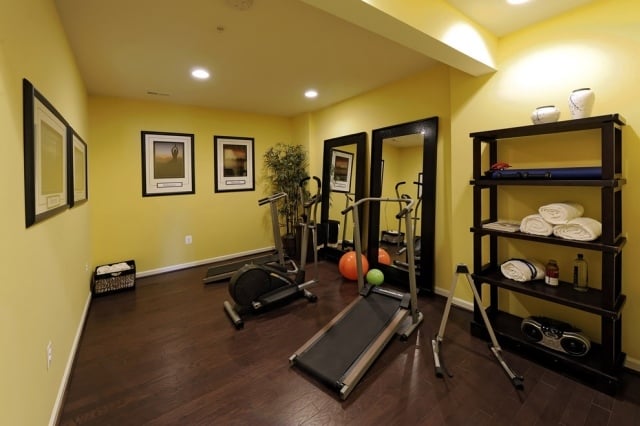 ideen-kleiner-fitnessraum-zuhause-holzboden-gelbe-wandfarbe