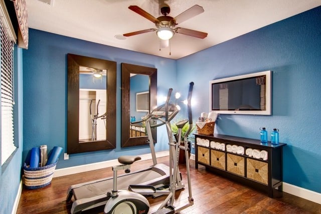 ideen-kleines heim-fitnessstudio einrichtung-azurblaue-wandfarbe-wandspiegel