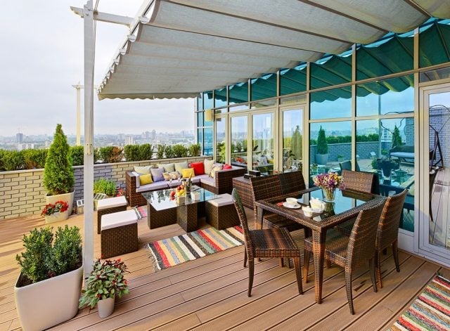 ideen-moderne-terrassengestaltung-wpc-dielenboden-sonnenschutz