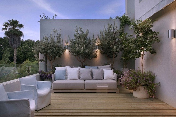Ideen für Terrassengestaltung -dielenboden-olivenbaume-topfe-sofas-wandleuchten