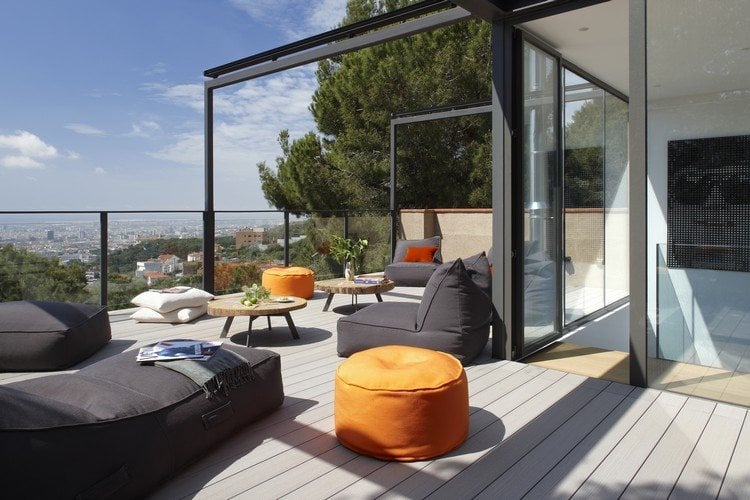 ideen-terrassengestaltung-sitzsack-bodenkissen-grau-orange-pergola