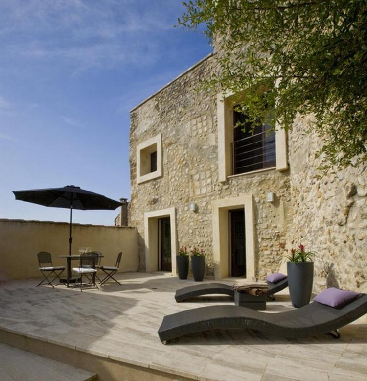 ideen-terrassengestaltung-suedlich-mediterran-naturstein-sonne-liegestuehlen-sonnenschirm-lounge