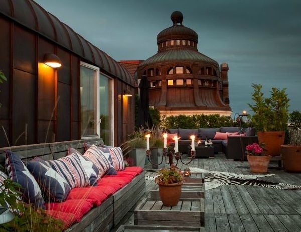 ideen-terrassenmöbel-holzpaletten-selber-bauen-romantische-sitzecke