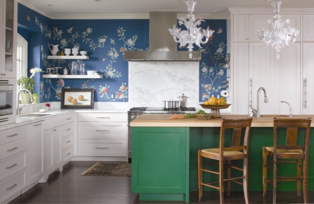 ideen-zum-verschönern-Küchentapeten-florale-muster-blau-hintergrund